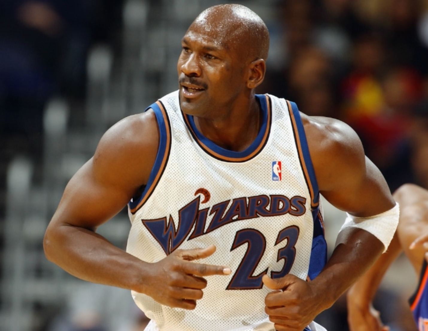 Kaiyun开云中国官网-卢评乔丹：40岁飞人仍提前训练，单腿场均21分展奇才岁月