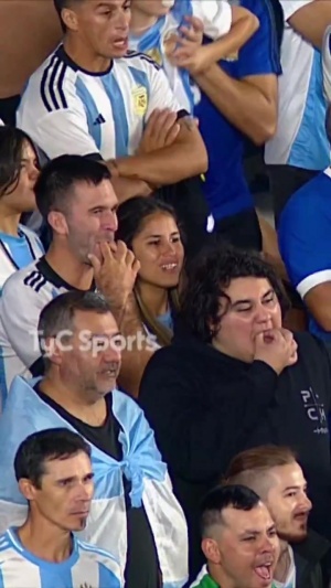 开云网页版中国官网-赛前维尼修斯热身对着看台打招呼，被阿根廷球迷狂嘘