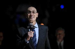 萧华让没钱球迷看集锦！美网友炸锅：要么掏钱 要么吃残羹剩饭？