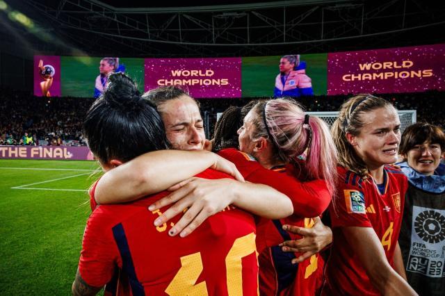 Kaiyun网页版-新女王乱象中华丽加冕 青年军闹剧后破茧成蝶