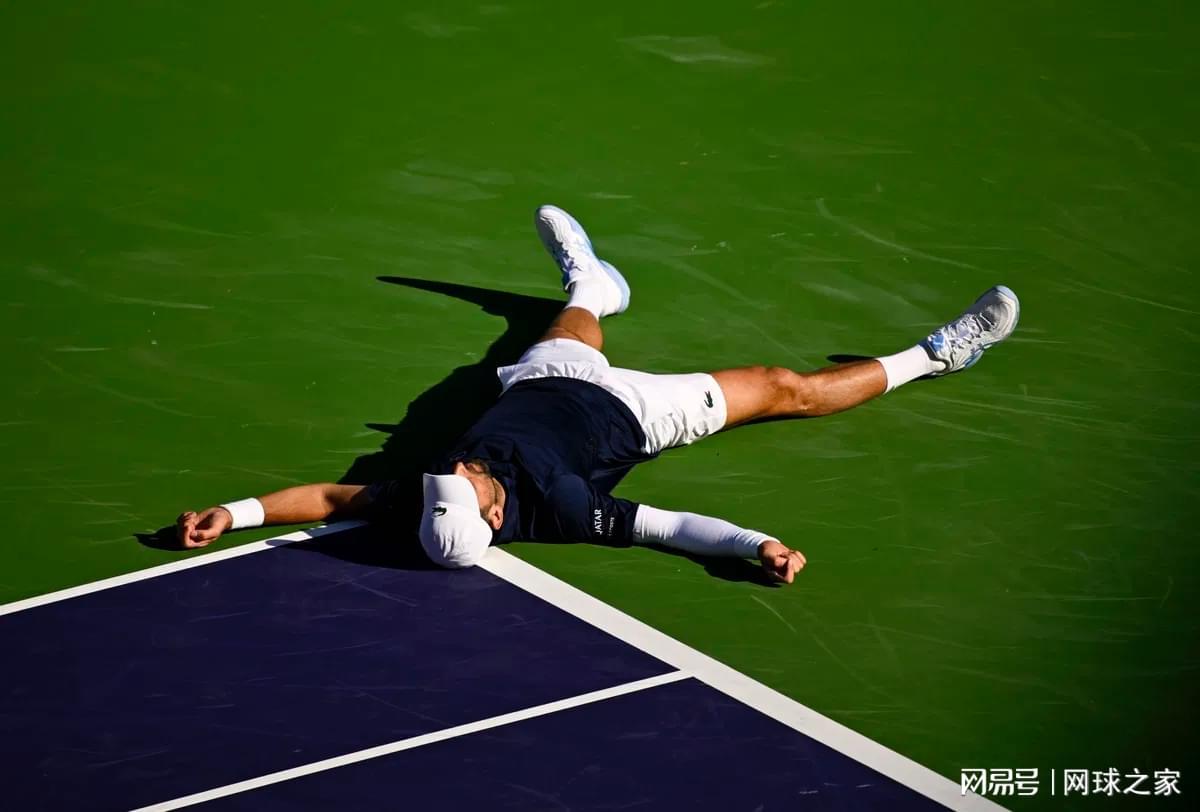 德约科维奇比赛中途呕吐，印第安维尔斯酷热天气引发惊险一幕